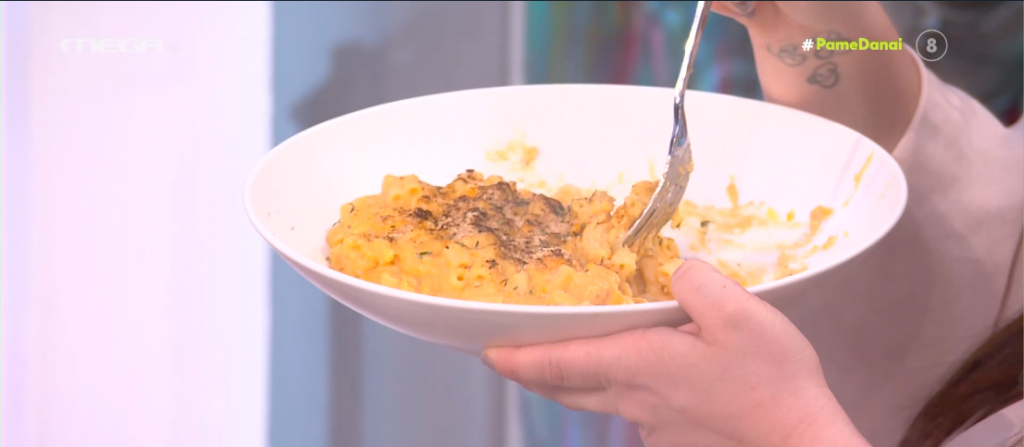Ο Τίμος Ζαχαράτος μάς ετοιμάζει λαχταριστό vegan mac & cheese με τσένταρ!