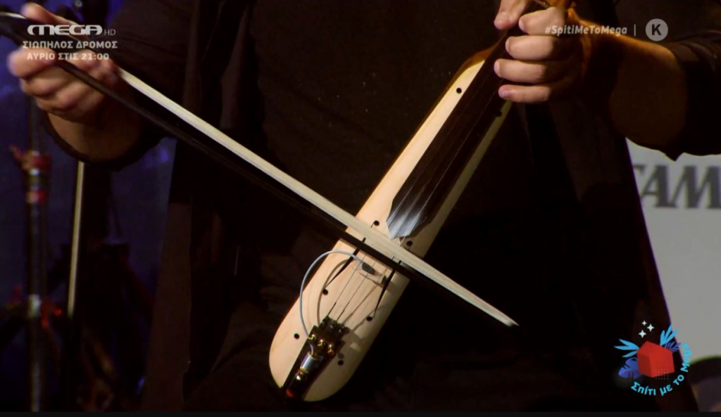 O Ηλίας Υφαντίδης με τη λύρα του ανεβάζει το θερμόμετρο στα ύψη