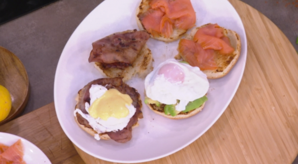 Ο Γιώργος Παπακώστας μας ετοιμάζει αυγά μπένεντικτ