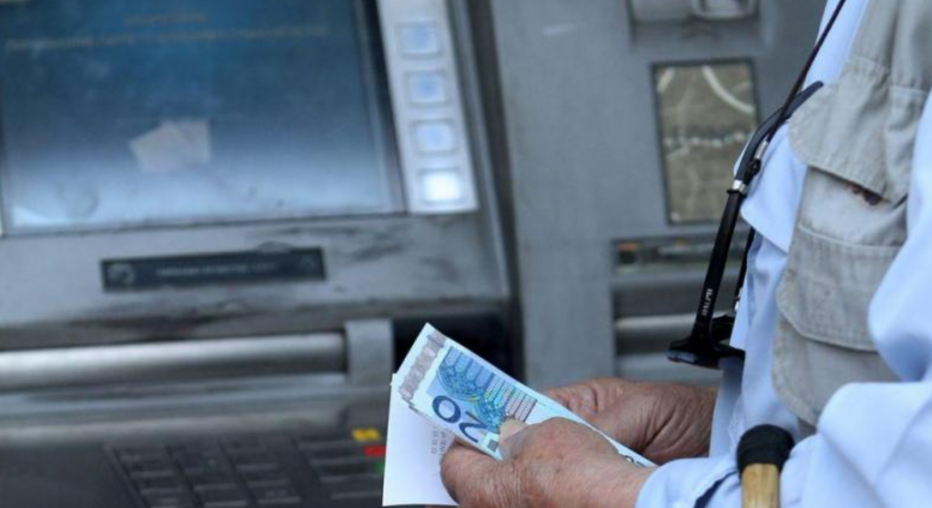 «Κόβουν» τις εξόδους και περιορίζουν τις μετακινήσεις