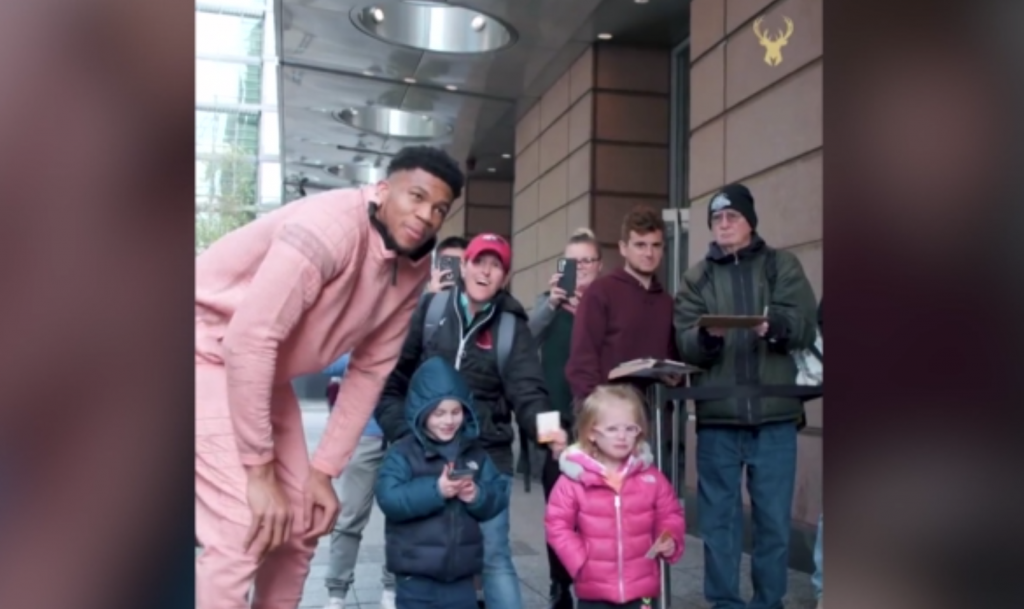 Αντετοκούνμπο: Μίλησε για το ρόλο της ψυχικής υγείας και φωτογραφήθηκε με μικρούς φιλάθλους