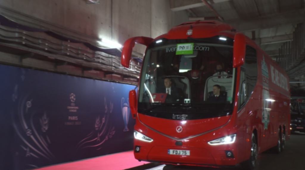 Κόλλησε στην κίνηση το πούλμαν της Λίβερπουλ, σκηνές αλλοφροσύνης στη διαδρομή και… καπνογόνα!