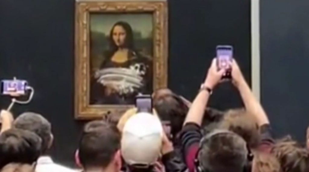 Γαλλία: Άνδρας μεταμφιεσμένος σε γυναίκα σε αναπηρικό καροτσάκι πέταξε τούρτα στη «Μόνα Λίζα»