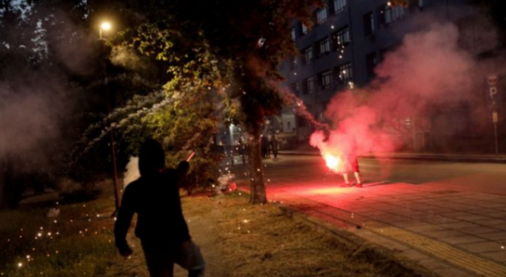 Θεσσαλονίκη: Μολότοφ από νεαρούς και ρίψεις νερού από την αστυνομία στο Αριστοτέλειο Πανεπιστήμιο