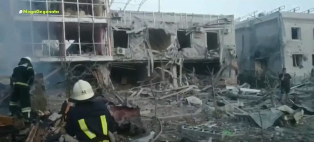 Πόλεμος στην Ουκρανία: Έγινε η νύχτα-μέρα στην Οδησσό από τις εκρήξεις – Μεγαλώνει ο αριθμός των νεκρών – Τελευταίες εξελίξεις