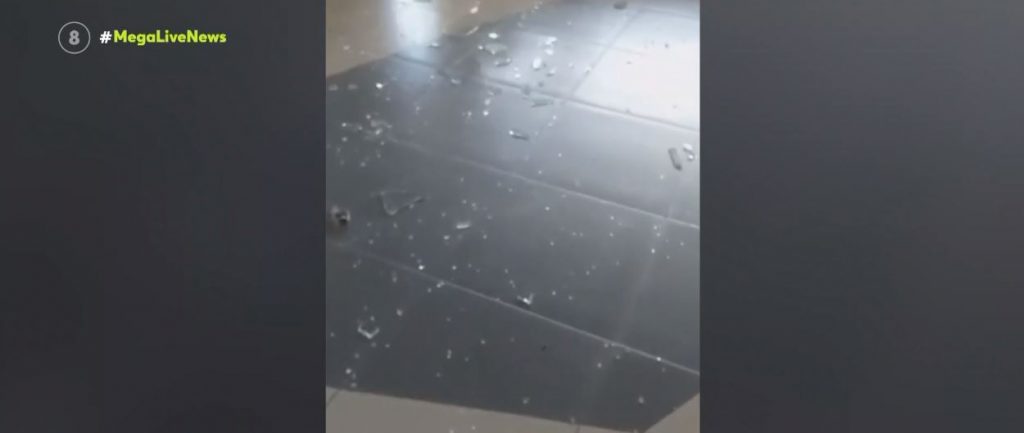 Αιγάλεω: Αυτοκίνητο καρφώθηκε σε βιτρίνα εμπορικού κέντρου