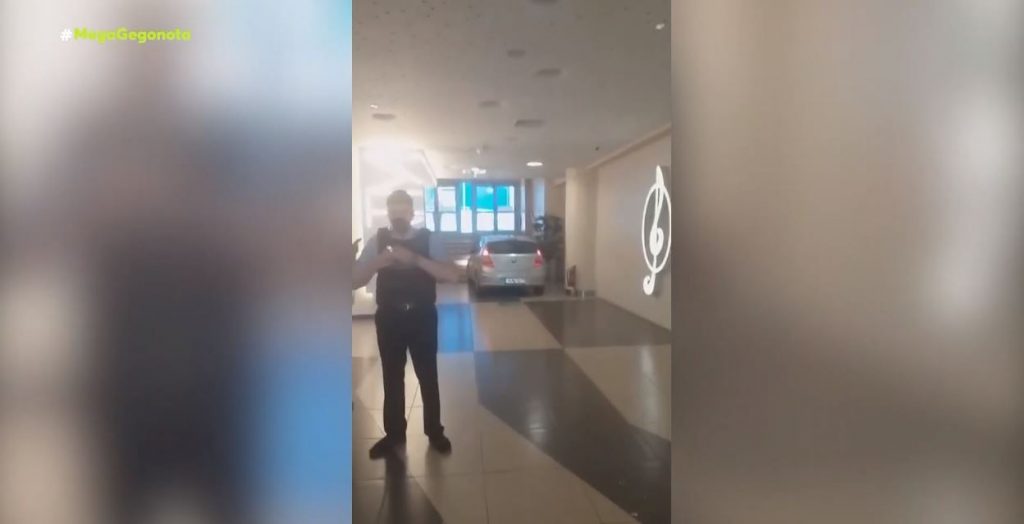 Αιγάλεω: «Είμαι απεσταλμένος του Θεού» είπε ο οδηγός που μπούκαρε με το ΙΧ σε εμπορικό κέντρο