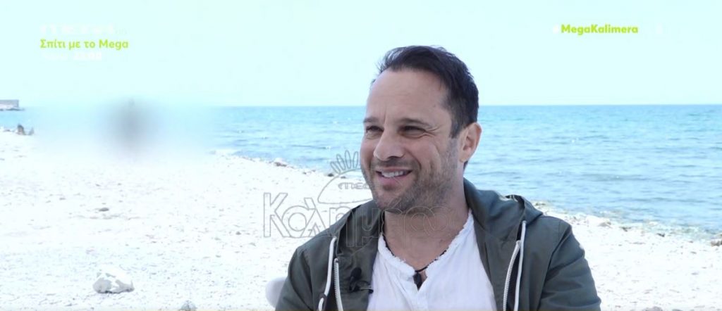 Μέμος Μπεγνής: «Το ότι “κόβονται” από serial gay φιλιά μού δείχνει ότι η κοινωνία είναι πολύ οπισθοδρομική»
