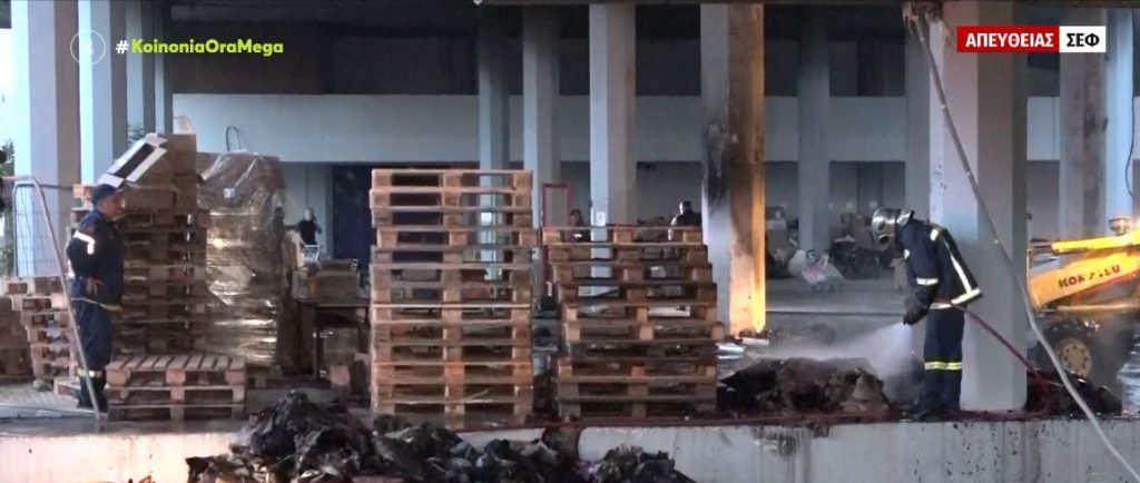 Καίγονται παλέτες με ρούχα στο ΣΕΦ