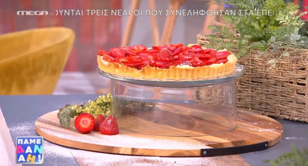 Ο Τίμος Ζαχαράτος μάς ετοιμάζει τάρτα με φράουλες!
