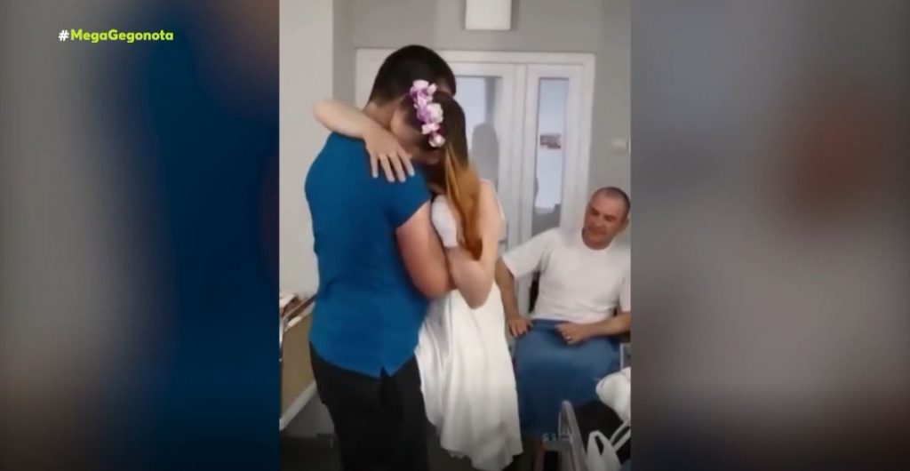 Ουκρανία: Ο συγκινητικός χορός ζεύγους – Η νύφη έχασε τα πόδια της μετά από έκρηξη νάρκης