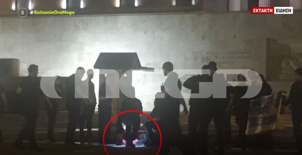 Πανικός στο Σύνταγμα: Άντρας με καραμπίνα σε έξαλλη κατάσταση στο μνημείο του Άγνωστου Στρατιώτη