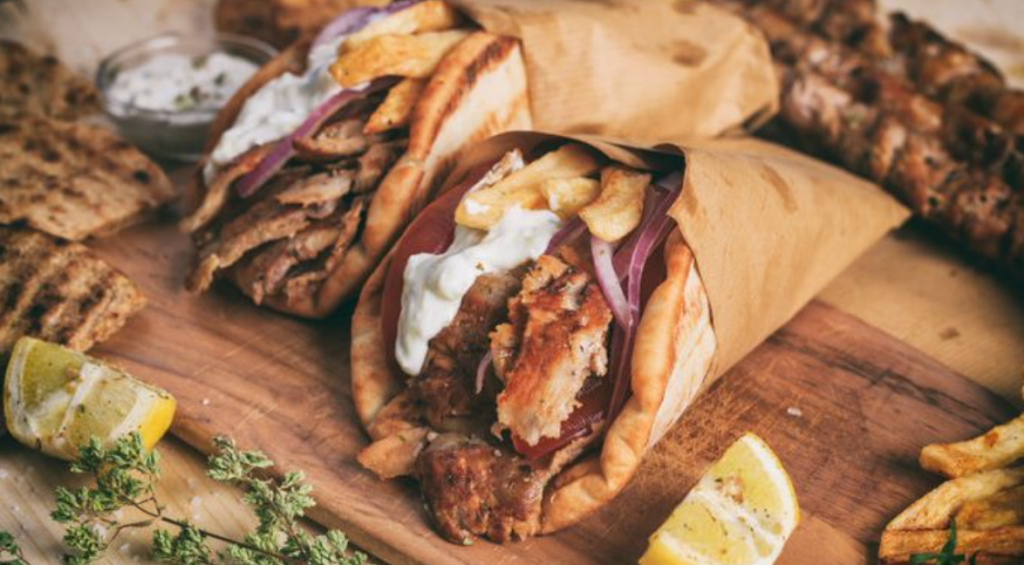 «Ξέφυγε» η τιμή σε πιτόγυρο και καλαμάκι