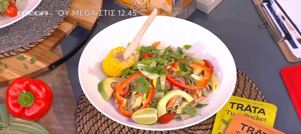 Ο Τίμος Ζαχαράτος μάς ετοιμάζει μια άκρως καλοκαιρινή σαλάτα με καπνιστό τόνο!