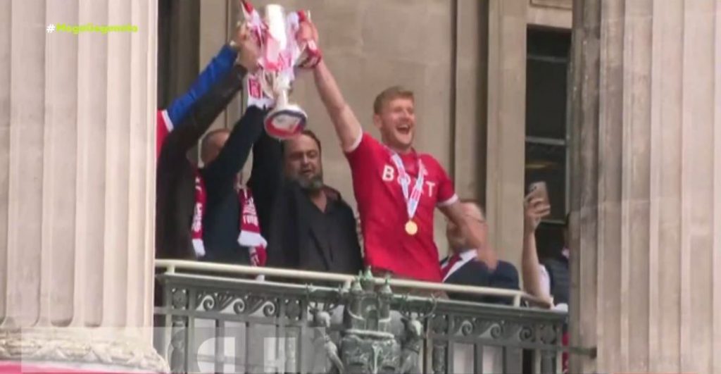 Χαμός στο Νότιγχαμ: «Τρελό» γλέντι με χιλιάδες οπαδούς για την άνοδο στην Premier League