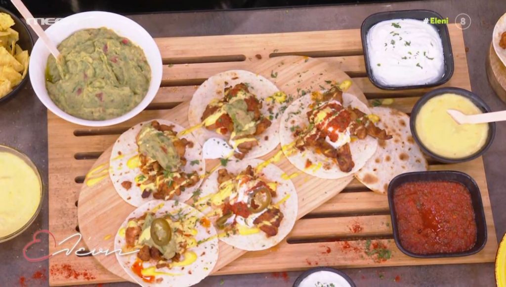 Ο Γιώργος Τσούλης φτιάχνει tacos με κοτόπουλο και μαγιονέζα μάνγκο