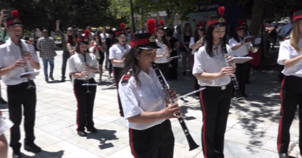 Μελωδίες, τύμπανα & πνευστά «πλημμύρισαν» το κέντρο της Αθήνας