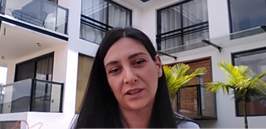 Η ιστορία της Κέλλυς Ηρακλή που μετακόμισε με την οικογένειά της στη Ρουάντα και ασχολείται με τον τουρισμό