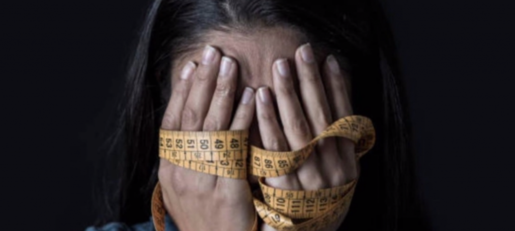 Νευρική ανορεξία: Γιατί αποτελεί μία σοβαρή ψυχιατρική ασθένεια και πώς μπορεί να αντιμετωπιστεί