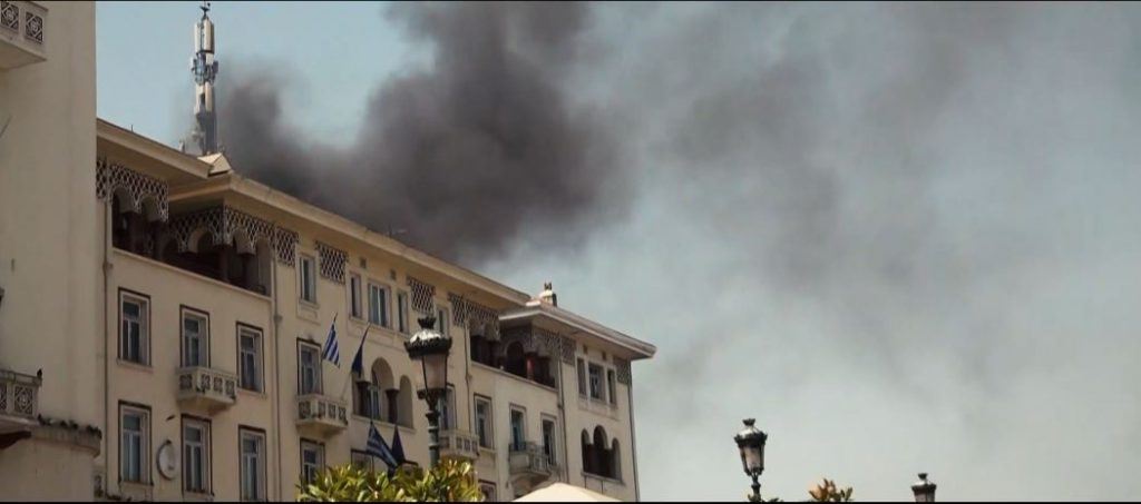 Θεσσαλονίκη: Μεγάλη φωτιά σε κτίριο στο κέντρο της πόλης – Καρέ καρέ η επιχείρηση απεγκλωβισμού δεκάδων πολιτών