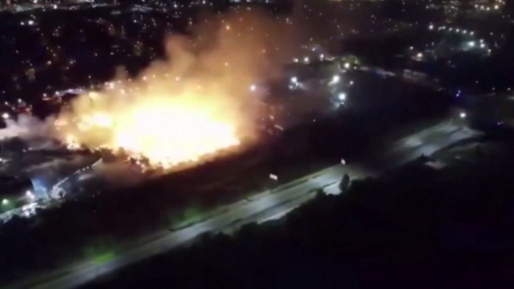 Μ. Βρετανία: Μεγάλη πυρκαγιά σε εργοστάσιο χάρτινων συσκευασιών