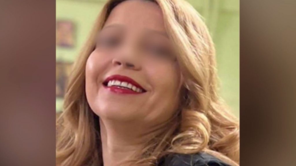 Γυναικοκτονία στο Κουκάκι: Μαχαίρωσε την 46χρονη σύζυγό του και ύστερα κάλεσε και ενημέρωσε τον γιο τους