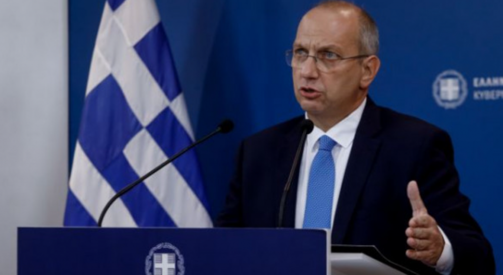 Ενημέρωση των πολιτικών συντακτών από τον κυβερνητικό εκπρόσωπο – Η αναφορά στα ελληνοτουρκικά
