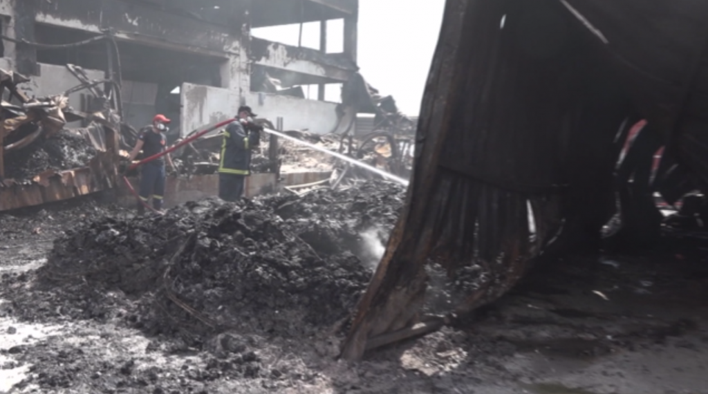 Φωτιά στον Ασπρόπυργο: Ολονύχτια μάχη με τις φλόγες σε εργοστάσιο πλαστικών