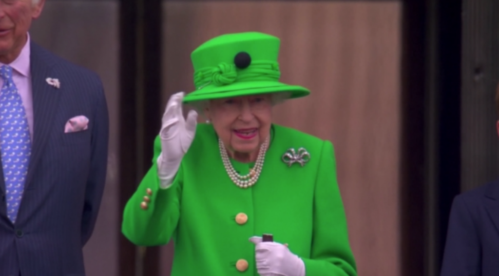 Ζητωκραυγές και επευφημίες στη σύντομη εμφάνιση της βασίλισσας Ελισάβετ στους εορτασμούς του Πλατινένιου Ιωβηλαίου