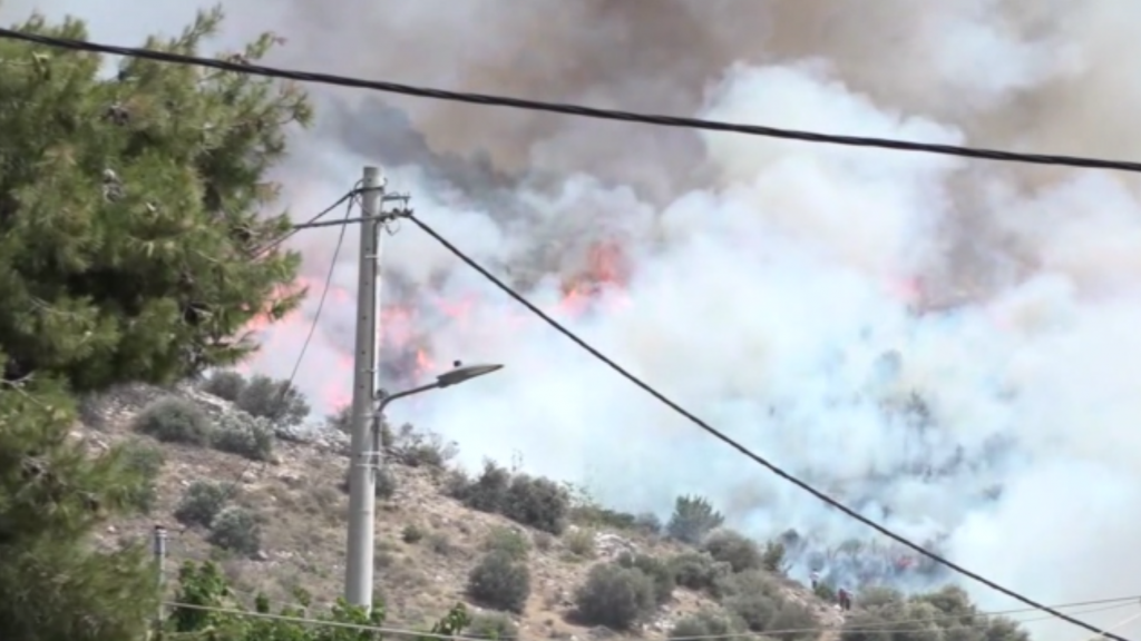 Ώρες αγωνίας και απόγνωσης για τους κατοίκους σε Γλυφάδα και Βούλα – Ολονύχτια μάχη με τις αναζωπυρώσεις