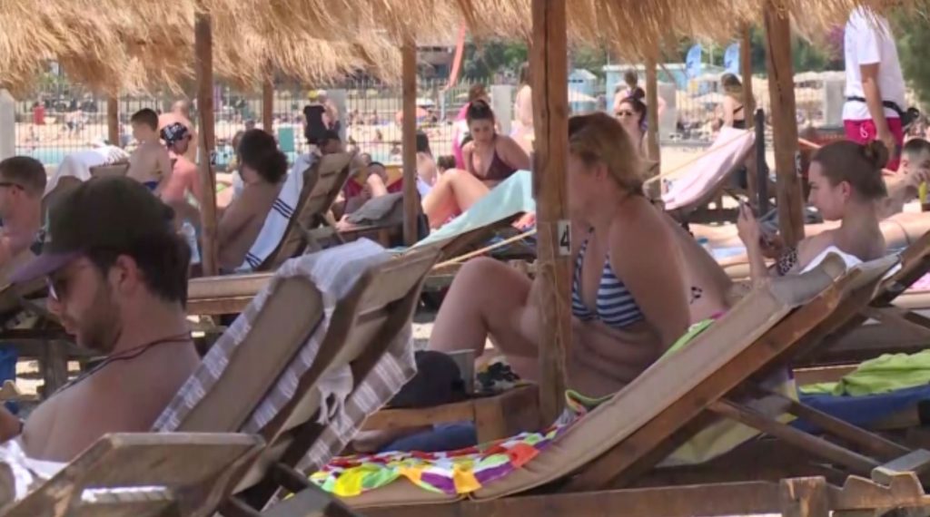 «Φωτιά» έχουν πάρει οι τιμές στις ξαπλώστρες – Έως και 180 ευρώ για μια βουτιά δίπλα στη θάλασσα