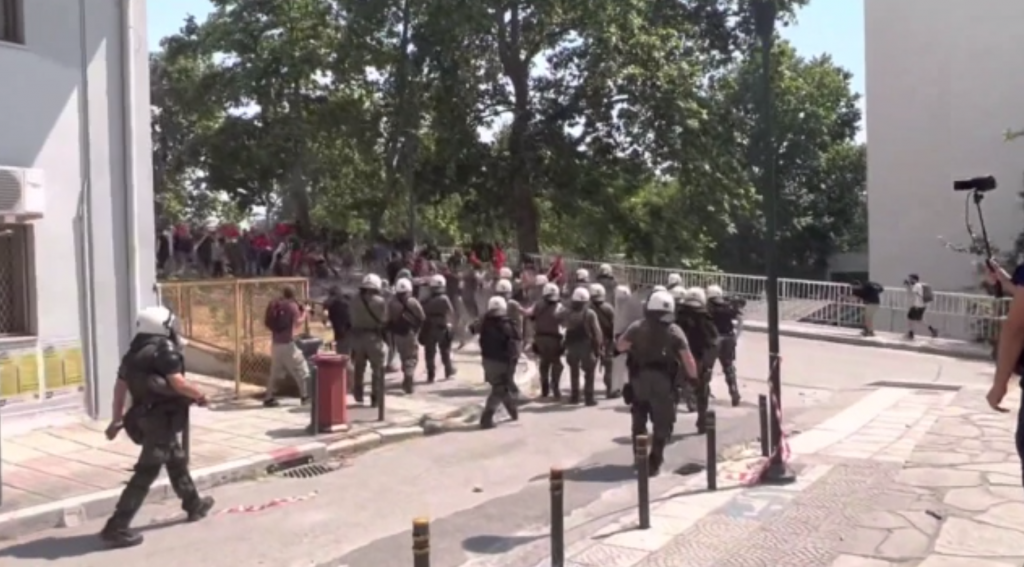 ΑΠΘ: Πέτρες και χημικά μεταξύ νεαρών και της αστυνομίας