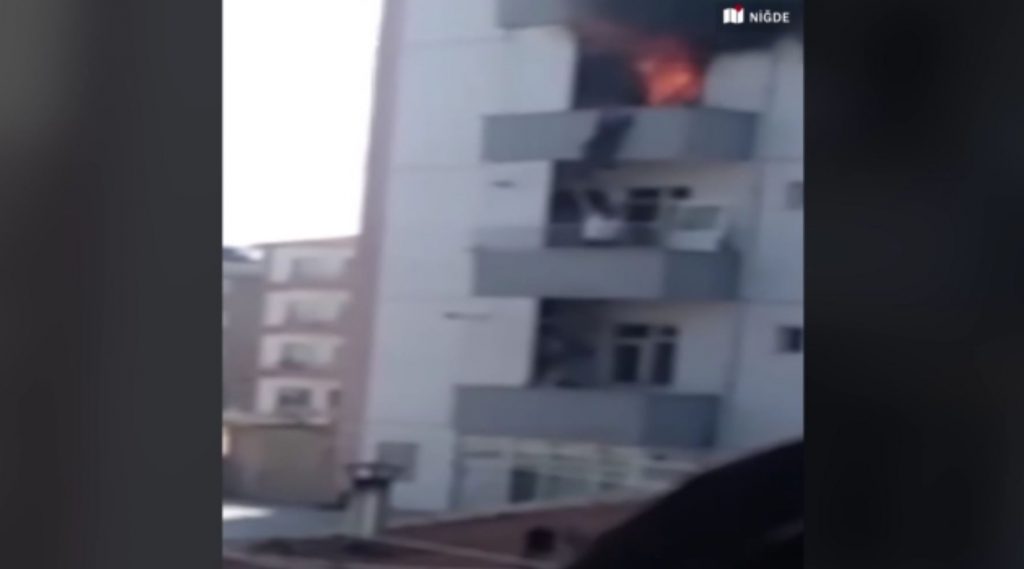 Τουρκία: Γλίτωσαν από «θαύμα» από τα φλεγόμενα κτίρια ένα βρέφος και μία γυναίκα