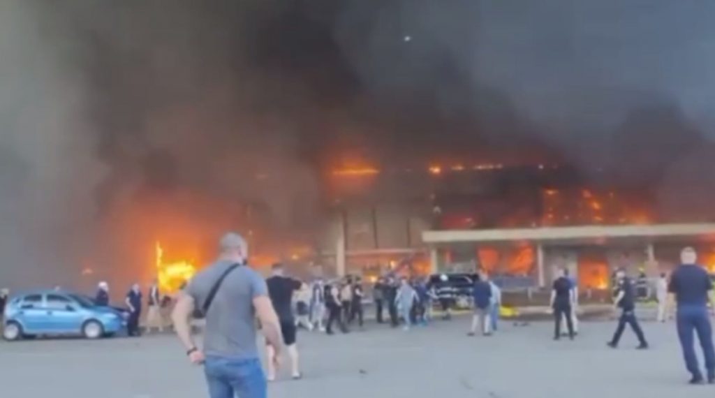 Ρωσική πυραυλική επίθεση σε εμπορικό κέντρο της Ουκρανίας – Σκηνές τρόμου στις φλόγες