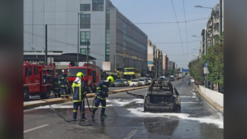 Φωτιά σε αυτοκίνητο στη Συγγρού: Γλίτωσαν τελευταία στιγμή ζευγάρι με παιδί