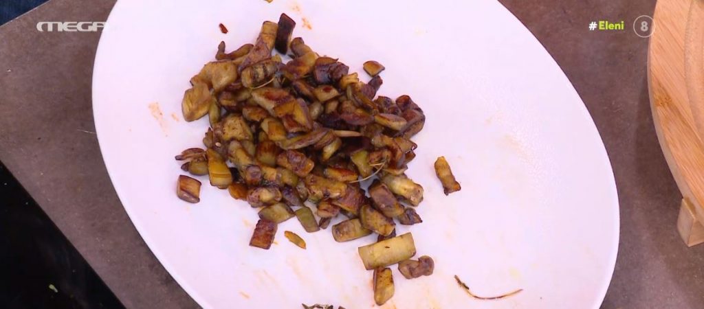 Ο Γιώργος Παπακώστας φτιάχνει καλοκαιρινή μακαρονάδα με μελιτζάνα, τομάτα και ανθότυρο