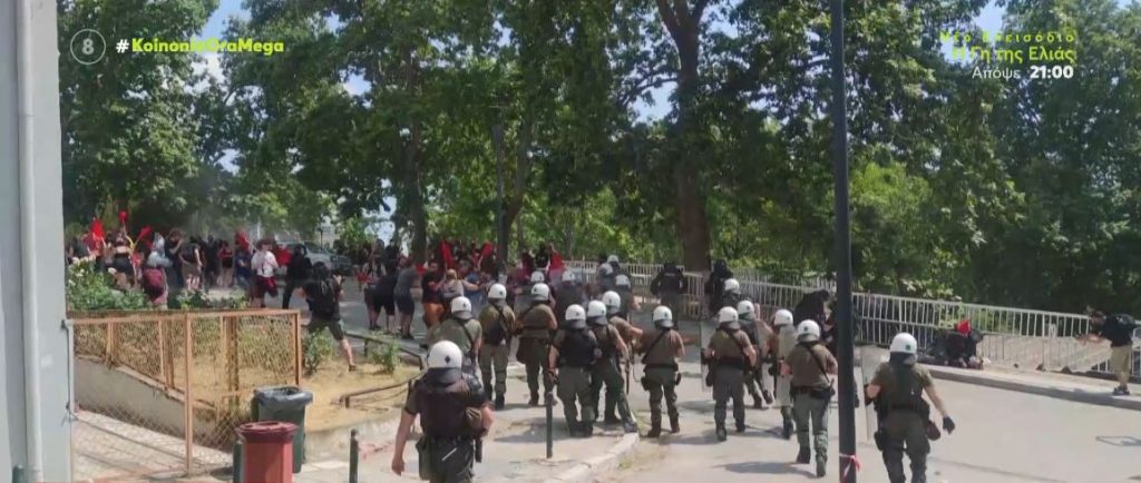 ΑΠΘ: Πέτρες & χημικά μεταξύ νεαρών και της αστυνομίας – Πεδίο μάχης ξανά το Πανεπιστήμιο