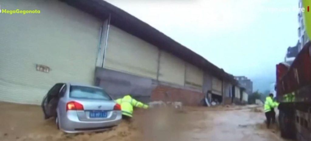 Κίνα: Δραματική επιχείρηση διάσωσης γυναίκας που εγκλωβίστηκε στο αυτοκίνητό της