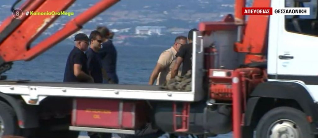 Θεσσαλονίκη: Μάνα & γιος δέθηκαν με χειροπέδες και βούτηξαν με το αυτοκίνητο στη θάλασσα