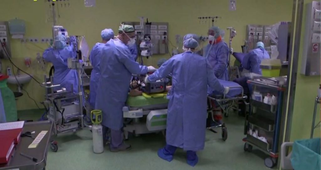 Κορωνοϊός: Πιέζονται ξανά τα νοσοκομεία – Έκτακτη ενημέρωση το απόγευμα για τον εμβολιασμό