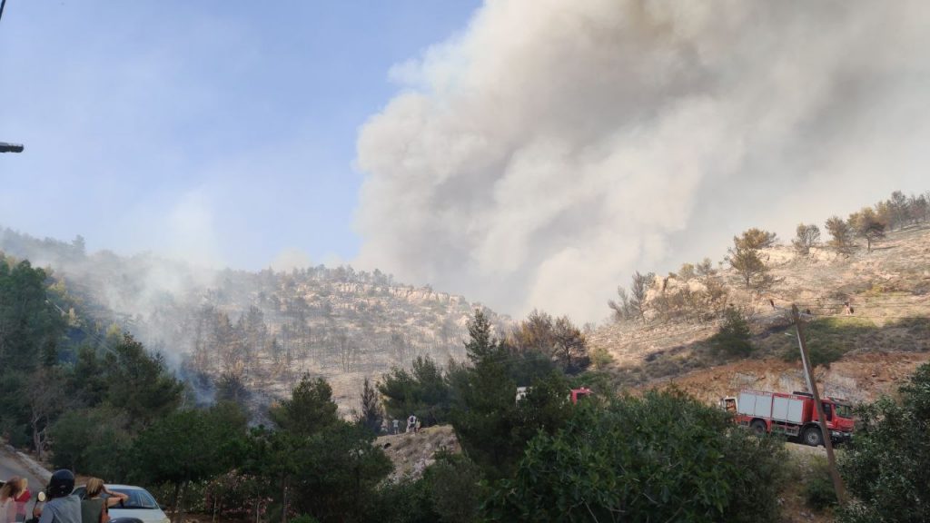 Νέες αναζωπυρώσεις – Άνεμοι έντασης έως 7 μποφόρ στα πύρινα μέτωπα