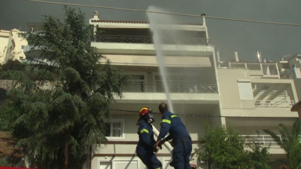 Στις φλόγες τα πρώτα σπίτια στους πρόποδες του Υμηττού