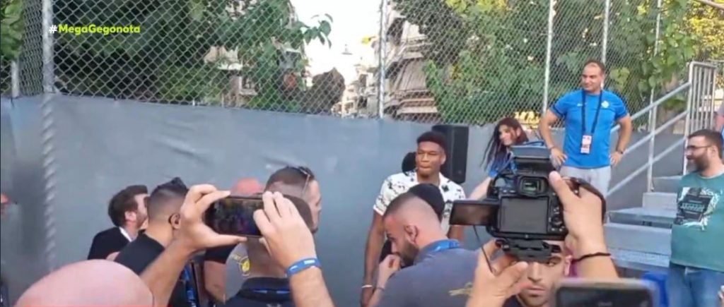 Antetokounbros: Η ταινία «Rise» για τη ζωή τους προβλήθηκε στο θρυλικό γήπεδο στα Σεπόλια – Παρόντες και αστέρες του NBA