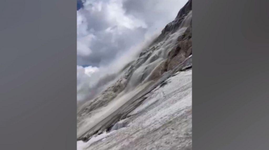 Ιταλικές Άλπεις: Έξι νεκροί από χιονοστιβάδα – Επίθεση καρχαρία σε τουριστικό θέρετρο της Αιγύπτου