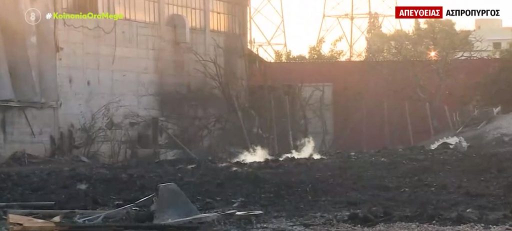 Ασπρόπυργος: Οριοθετήθηκε τη νύχτα η φωτιά σε εργοστάσιο λιπαντικών σε αποθήκη με παλέτες