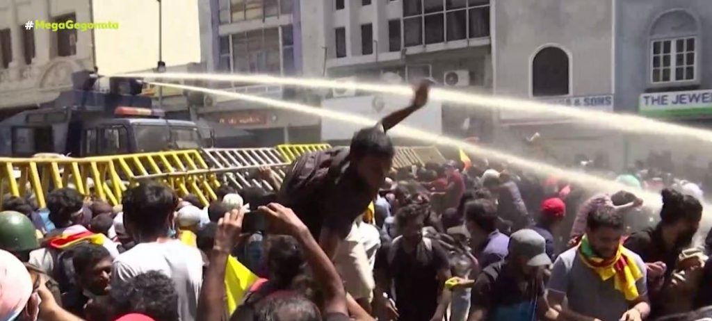 Αδιανόητες εικόνες στη Σρι Λάνκα – Εισβολή στο προεδρικό μέγαρο