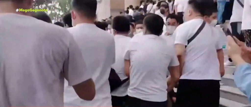 Κίνα: Βίαια επεισόδια έξω από τράπεζες – «Παγώνουν» οι καταθέσεις