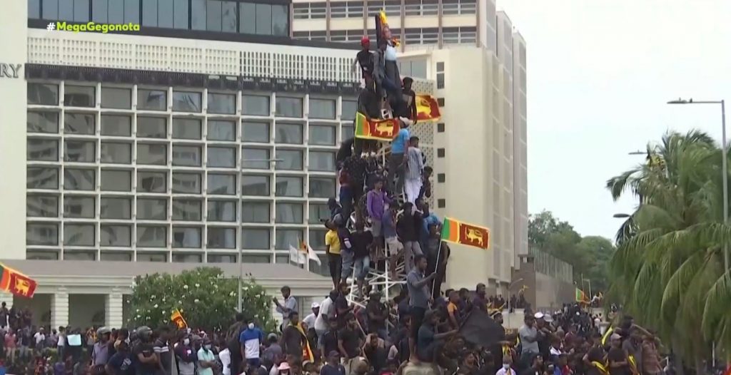 Σρι Λάνκα: Εξαγριωμένοι διαδηλωτές κατέλαβαν το προεδρικό μέγαρο