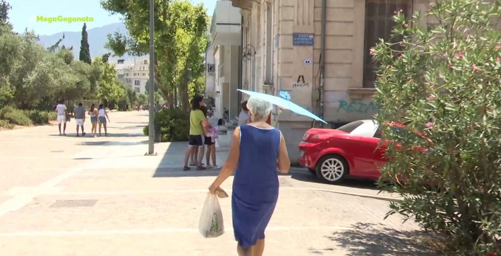 Ο καύσωνας δεν πτοεί τους τουρίστες στο κέντρο της Αθήνας