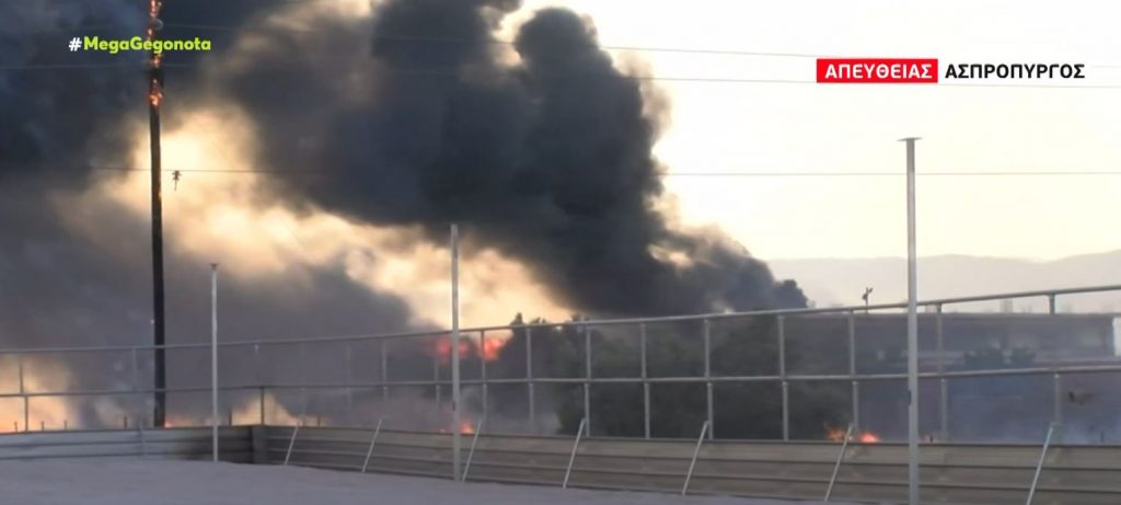 Φωτιά σε αποθήκη ξυλείας στον Ασπρόπυργο – Μήνυμα του 112 για πυκνούς καπνούς στην περιοχή